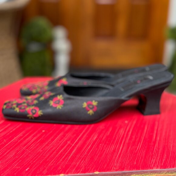 Vivan Black Embroidered Floral Mule Heels Square Toe Slip On - Picture 2 of 7